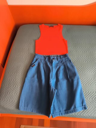 Conjunto camiseta roja y Pantalón Azul