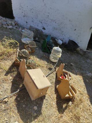 Lote Jaulas y Terreros Pájaros y jaula con soporte