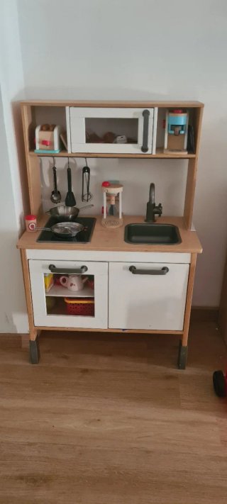 Cocinita de juguete IKEA con accesorios
