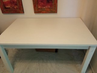 Mesa de comedor blanca de madera maciza.