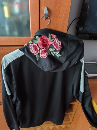 Sudadera SikSilk Negra con Flores