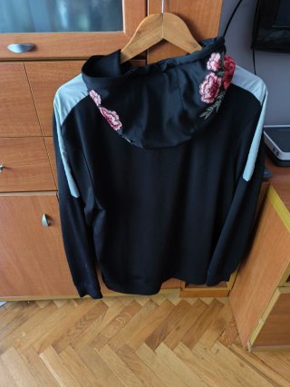 Sudadera SikSilk Negra con Flores