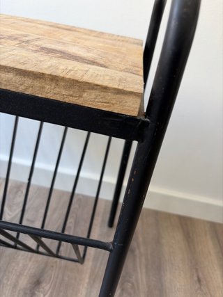 Revistero de madera maciza y metal