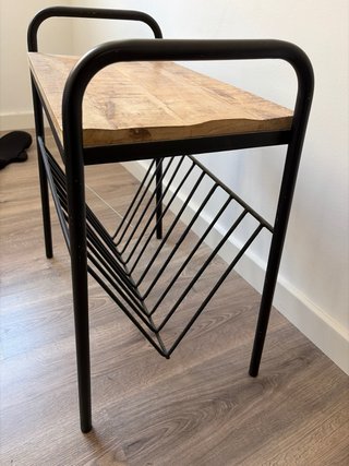 Revistero de madera maciza y metal
