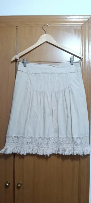 Falda corta beige con encaje