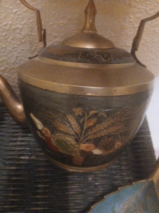 Tetera de latón con base y candelabro