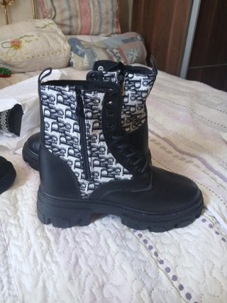 Botas negras con estampado