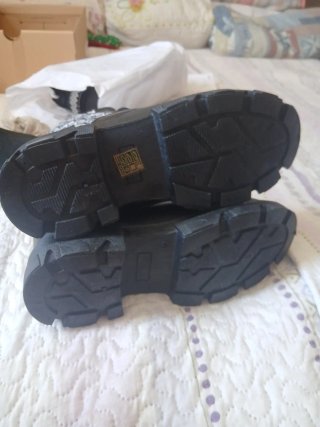 Botas negras con estampado