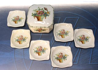 Caja porcelana La Cartuja de Sevilla Pickman con 6 cenicero a juego.