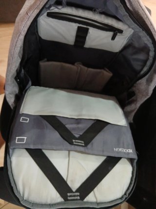 Mochila Antifurto Booking.com Gris y Negra