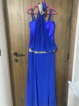 Vestido largo azul con pedrería