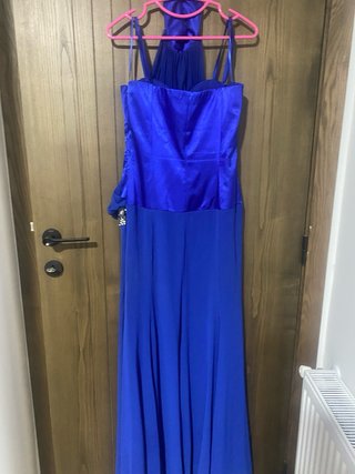 Vestido largo azul con pedrería