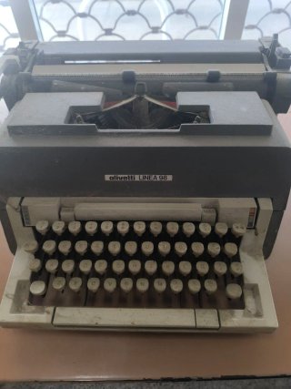 Máquina de escribir Olivetti Línea 98