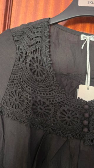 Blusa negra con encaje