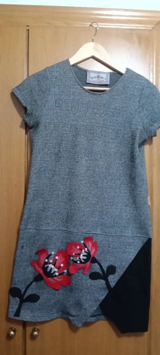 Vestido gris con flores rojas