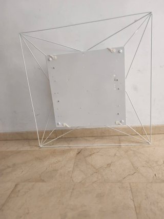 Bastidor metálico de lámpara de diseño para techo.