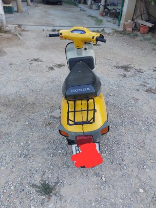 Honda Vision 75 Scooter Amarillo