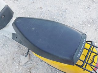 Honda Vision 75 Scooter Amarillo