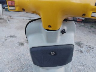 Honda Vision 75 Scooter Amarillo