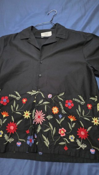 Camisa Negra Flores Bordadas Talla L