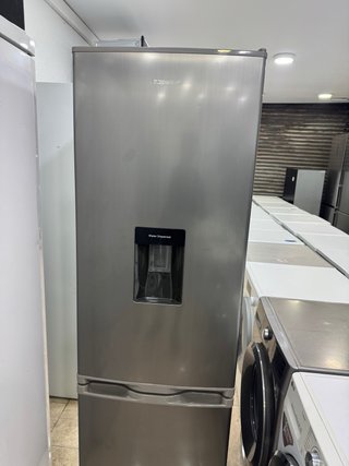 Nevera gris con dispensador de agua
