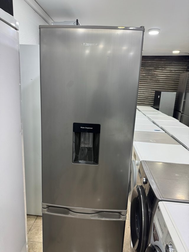 Nevera gris con dispensador de agua