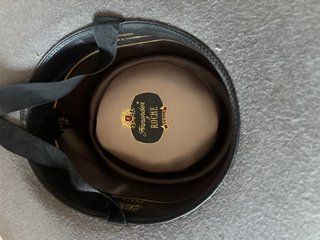Sombrero de ala ancha, con percha cubre copa