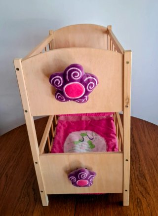 Cuna de muñecas de madera