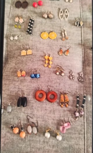 50 pares de pendientes plateados y naranjas