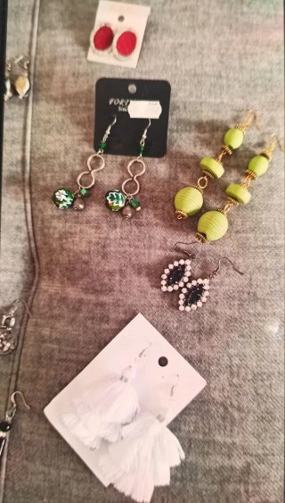 50 pares de pendientes plateados y naranjas