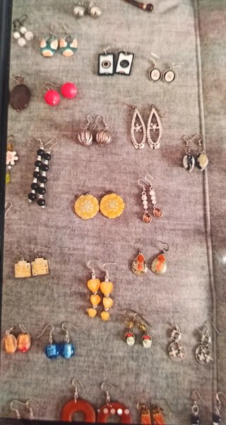 50 pares de pendientes plateados y naranjas