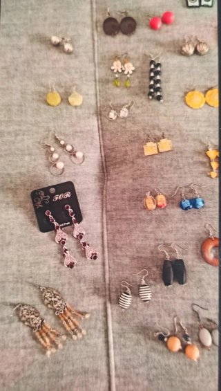 50 pares de pendientes plateados y naranjas