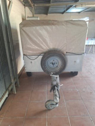 Remolque con lona y ruedas nuevas