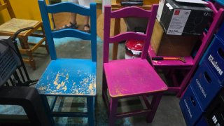 Sillas y mesas de colores