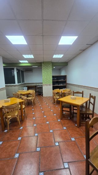 Sillas y mesas de colores