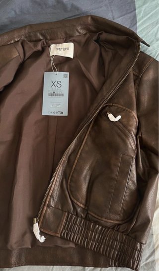Cazadora efecto piel marrón Stradivarius STR