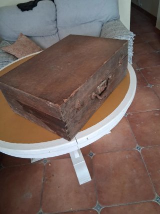 Maleta de madera antigua con herrajes