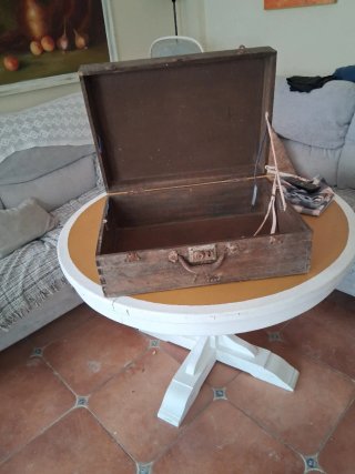 Maleta de madera antigua con herrajes