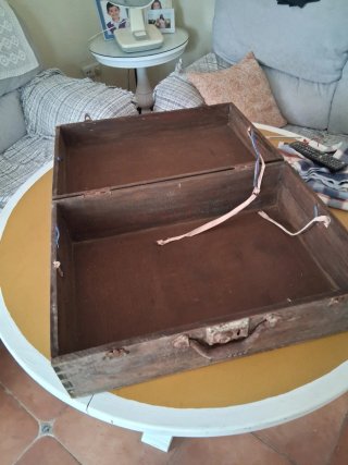 Maleta de madera antigua con herrajes