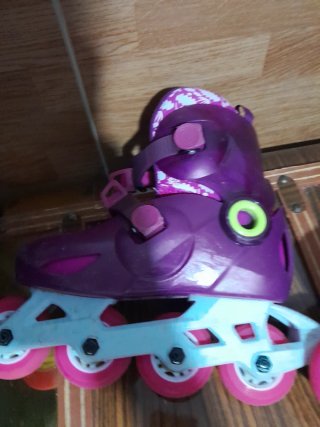 Patines en línea morados y rosas