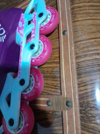 Patines en línea morados y rosas