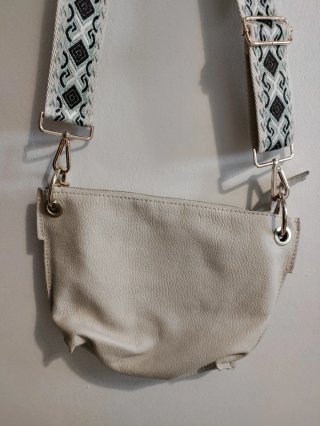 Bolso beige con correa multicolor