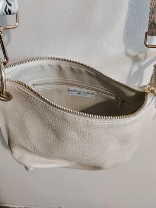 Bolso beige con correa multicolor