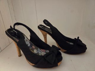 Zapatos de tacón negros con lazo