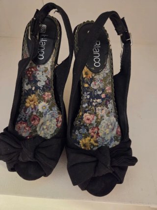 Zapatos de tacón negros con lazo