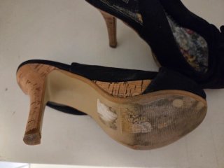 Zapatos de tacón negros con lazo