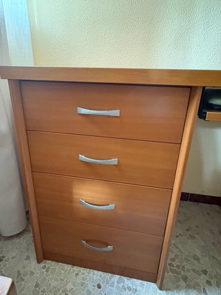 Escritorio de madera con cajones de madera buena.