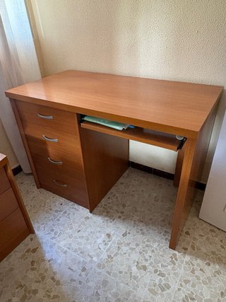 Escritorio de madera con cajones de madera buena.