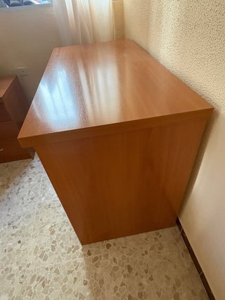 Escritorio de madera con cajones de madera buena.