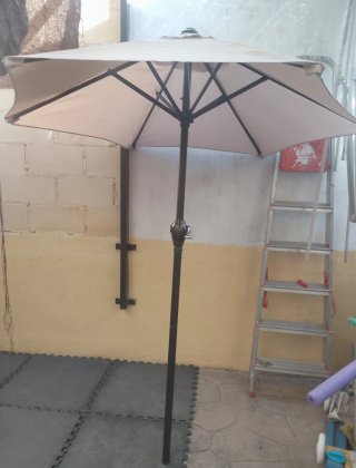 Sombrilla de mesa beige y gris